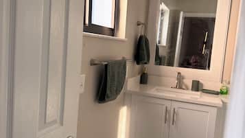 Dusche, Haartrockner, Handtücher, Seife