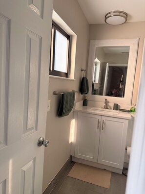 Shower, hair dryer, towels, soap - Charming studio in Margate with private entrance (Margate)