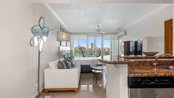 Deluxe-Studio, Balkon, Buchtblick | Bügeleisen/Bügelbrett, kostenloses WLAN