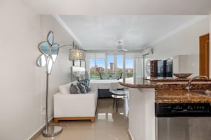 Estudio Deluxe, balcón, vistas a la bahía | Tabla de planchar con plancha y wifi gratis