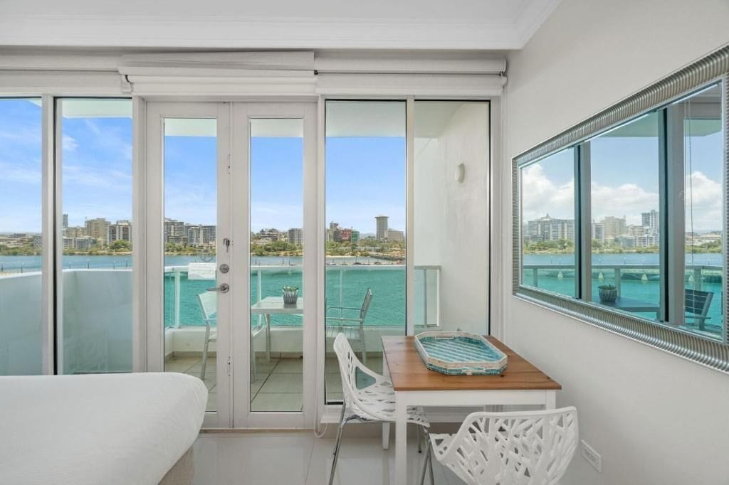 クラシック スタジオ バルコニー ラグーンビュー | リビング エリア | 40 インチのLED テレビ (デジタル放送視聴可)、ストリーミングサービス