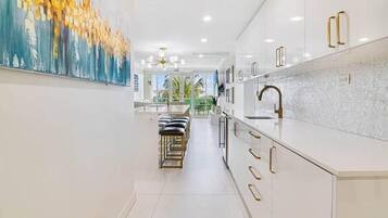 Căn hộ Deluxe, quang cảnh vịnh, sát bãi biển | Bếp riêng | Dụng cụ pha cà phê/trà, ấm điện, lò nướng bánh mì, dụng cụ vệ sinh