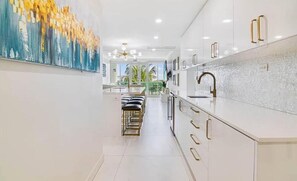 豪華公寓, 海灣景, 海濱 | 私人廚房 | 咖啡機/沖茶器、電熱水壺、多士爐、清潔用品