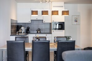 Wasserkocher mit Kaffee-/Teezubehör, Kühlschrank, Mikrowelle, Ofen