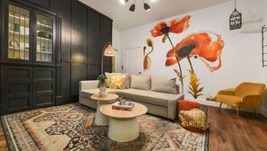 Un soggiorno con divano, tavolino e tappeto decorato.