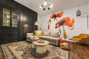 TV, books, stereo - HostWise Stays - Theater Deck | Podcast Studio | Kid Friendly! (Pittsburgh)