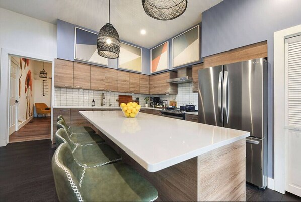 Fridge, microwave, oven, stovetop - HostWise Stays - Theater Deck | Podcast Studio | Kid Friendly! (Pittsburgh)