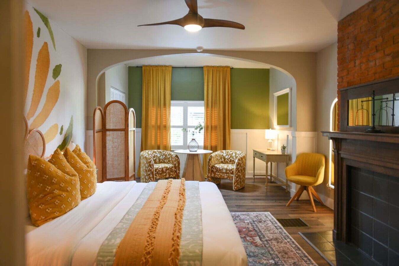 2 bedrooms, desk, iron/ironing board, travel crib