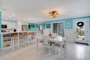 Dining - Waterfront, Pet Friendly, 2 Master BR Home in Charming Matlacha (Matlacha)