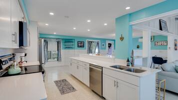 Een microgolfoven, een oven, een kookplaat, een vaatwasser