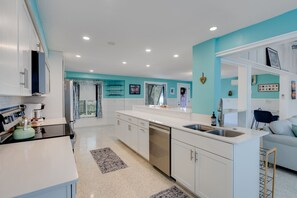 Microonde, forno, piano cottura, lavastoviglie