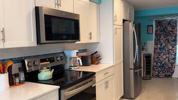 Een microgolfoven, een oven, een kookplaat, een vaatwasser