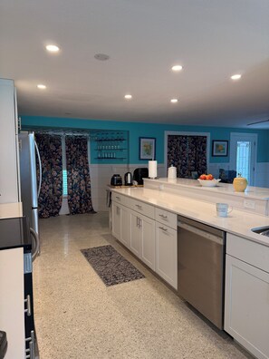 Micro-ondes, four, plaque de cuisson, lave-vaisselle