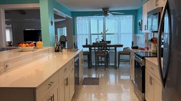 Mikrowelle, Ofen, Herdplatte, Geschirrspüler