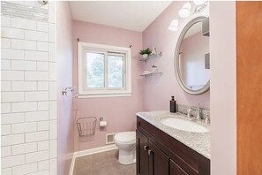 Towels, shampoo, toilet paper - Charming 2-bedroom + office house, safe, quiet, and convenient (Rochester)