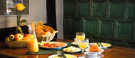 Se sirven comidas, cenas y cocina alemana