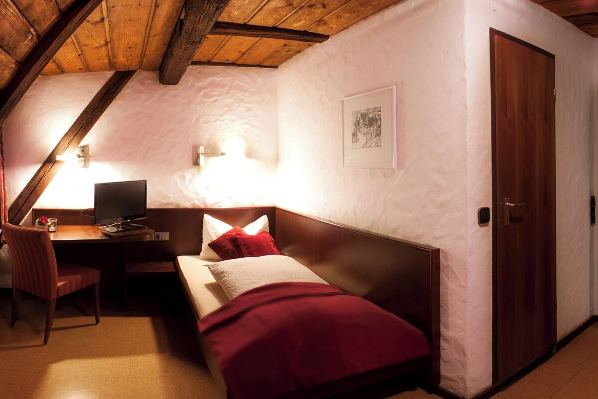 Basic Single Room | Desk, laptop workspace, free WiFi