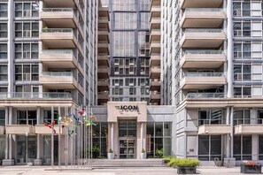Exterior - Comfortable Condo Retreat in Prime Downtown Toronto Location (Toronto)