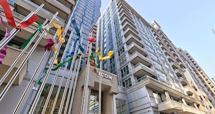 Comfortable Condo Retreat in Prime Downtown Toronto Location