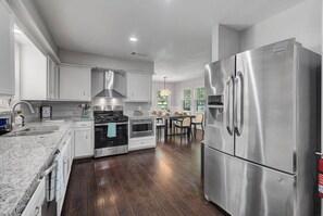 Kjøleskap, mikrobølgeovn, ovn og kokeplater