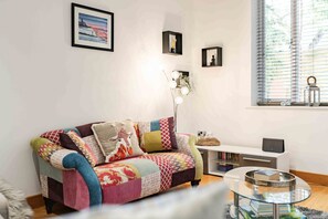 Living area - 9 Overstrand Views - modern apartment near Cromer (Cromer)