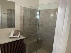 Ducha, secador de pelo, toallas y jabón