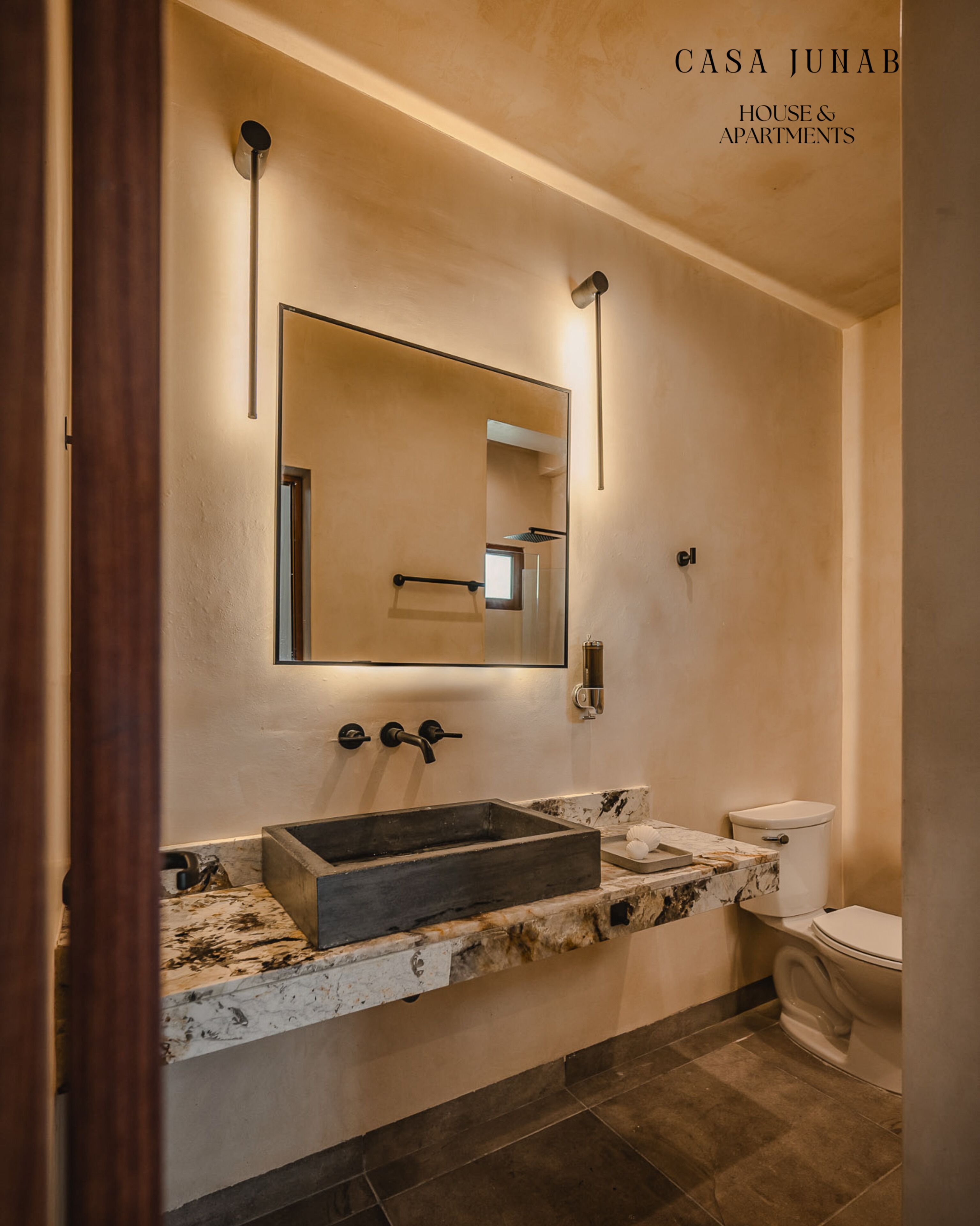 Douche, serviettes fournies, savon, papier toilette