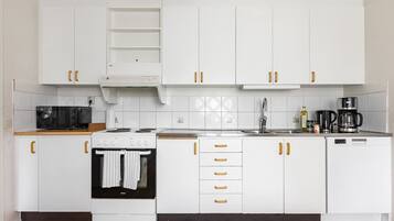 Kylskåp, mikrovågsugn, spishäll och diskmaskin