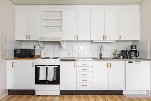 Réfrigérateur, micro-ondes, plaque de cuisson, lave-vaisselle