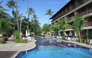 3 piscines extérieures