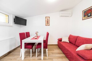 Dining - Mir, sunce i more, vaš savršen bijeg u Fancy Apartments Dream. (Smokvica)