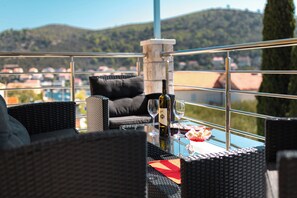 Outdoor dining - Mir, sunce i more, vaš savršen bijeg u Fancy Apartments Dream. (Smokvica)