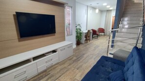 Appartement | Coin séjour | TV connectée de 32 pouces avec chaînes numériques