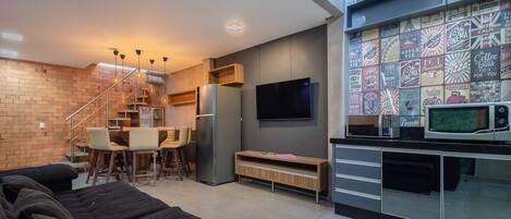 Eenvoudig appartement | Woonruimte | Een 32-inch smart-tv met digitale zenders