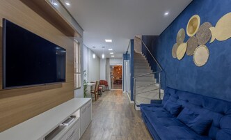 Apartamento básico | Zona de estar | Smart TV de 32 pulgadas con canales digitales