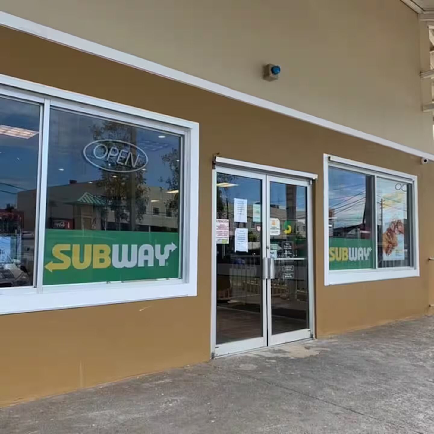 Ein Subway-Restaurant mit Glastür und geschlossener Tür.