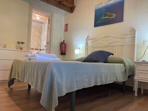 1 dormitorio, tabla de planchar con plancha, Internet y ropa de cama