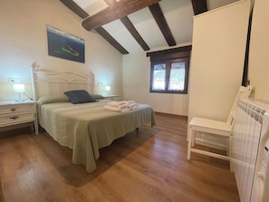 1 chambre, fer et planche à repasser, accès Internet, draps fournis