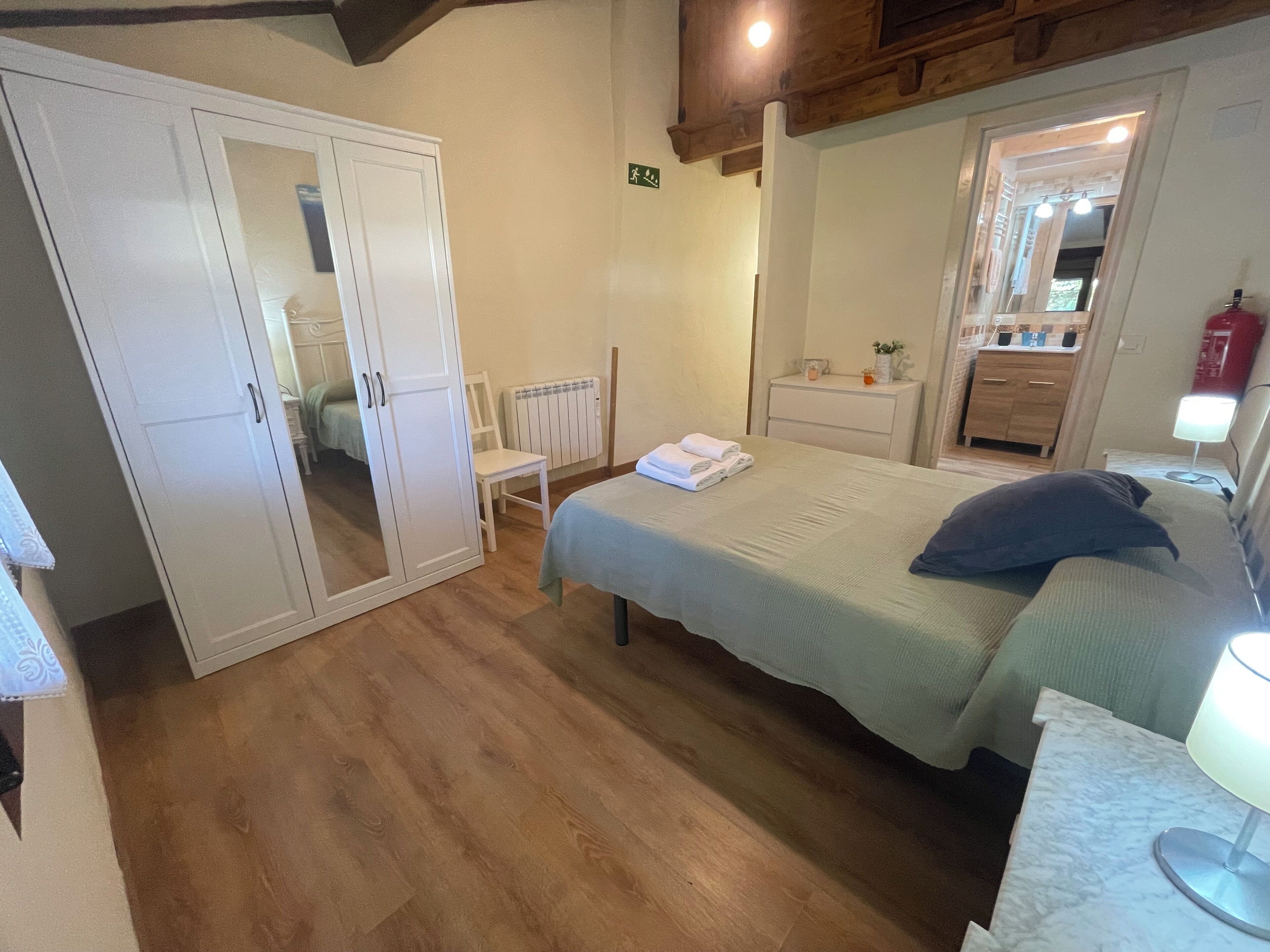 1 غرفة نوم ومكواة/لوح كي وخدمة الإنترنت وملاءات أسرّة