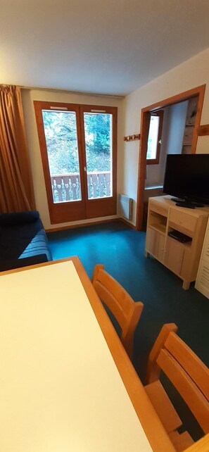 TV - 50m from ski slopes, 1st floor, balcony, tv, ski locker, 23m², Valfréjus (Valfréjus)