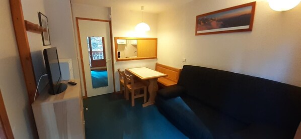 TV - 50m from ski slopes, 1st floor, balcony, tv, ski locker, 23m², Valfréjus (Valfréjus)