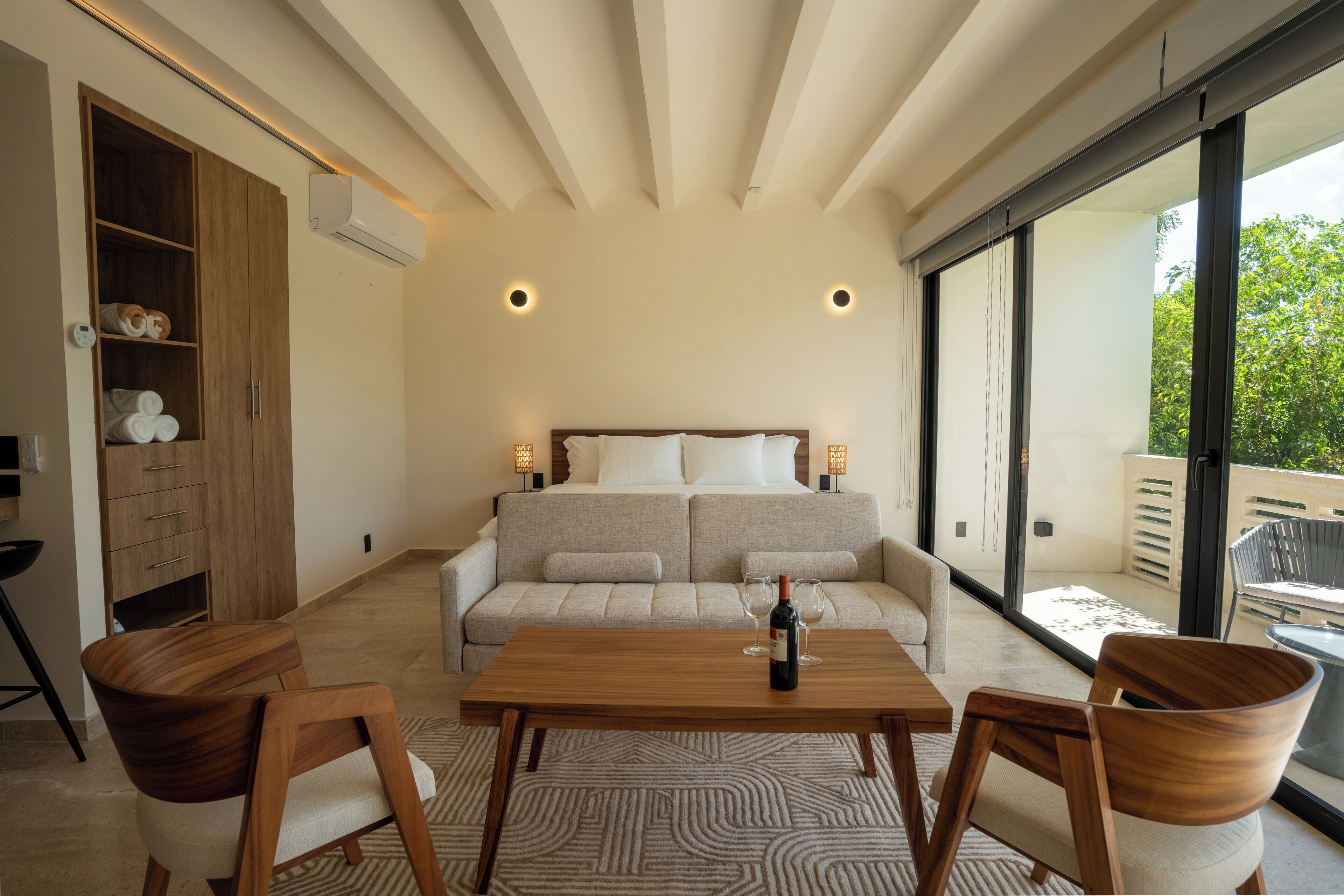 Suite estudio empresarial, balcón, vista al parque | Caja de seguridad en la habitación y cortinas blackout 