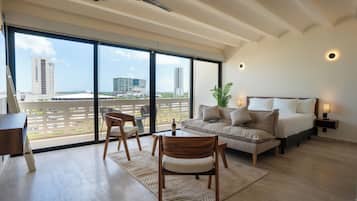 Suíte estúdio empresarial, sacada, vista para a cidade | Vista do quarto