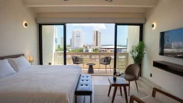 Suíte estúdio empresarial, sacada, vista para a cidade | Cofres nos quartos, cortinas blackout, ferros/tábuas de passar roupa