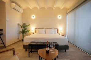 Business Studio Suite, Balcony, City View | Premium bedding, in-room safe, individually furnished, laptop workspace - Mar by Kasamia (Cancún)