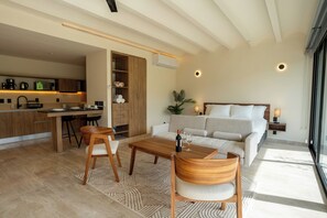 Suite estudio empresarial, balcón, vista al parque | Caja de seguridad en la habitación y cortinas blackout 