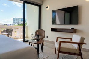 Business Studio Suite, Balcony, City View | Living area | TV - Mar by Kasamia (Cancún)