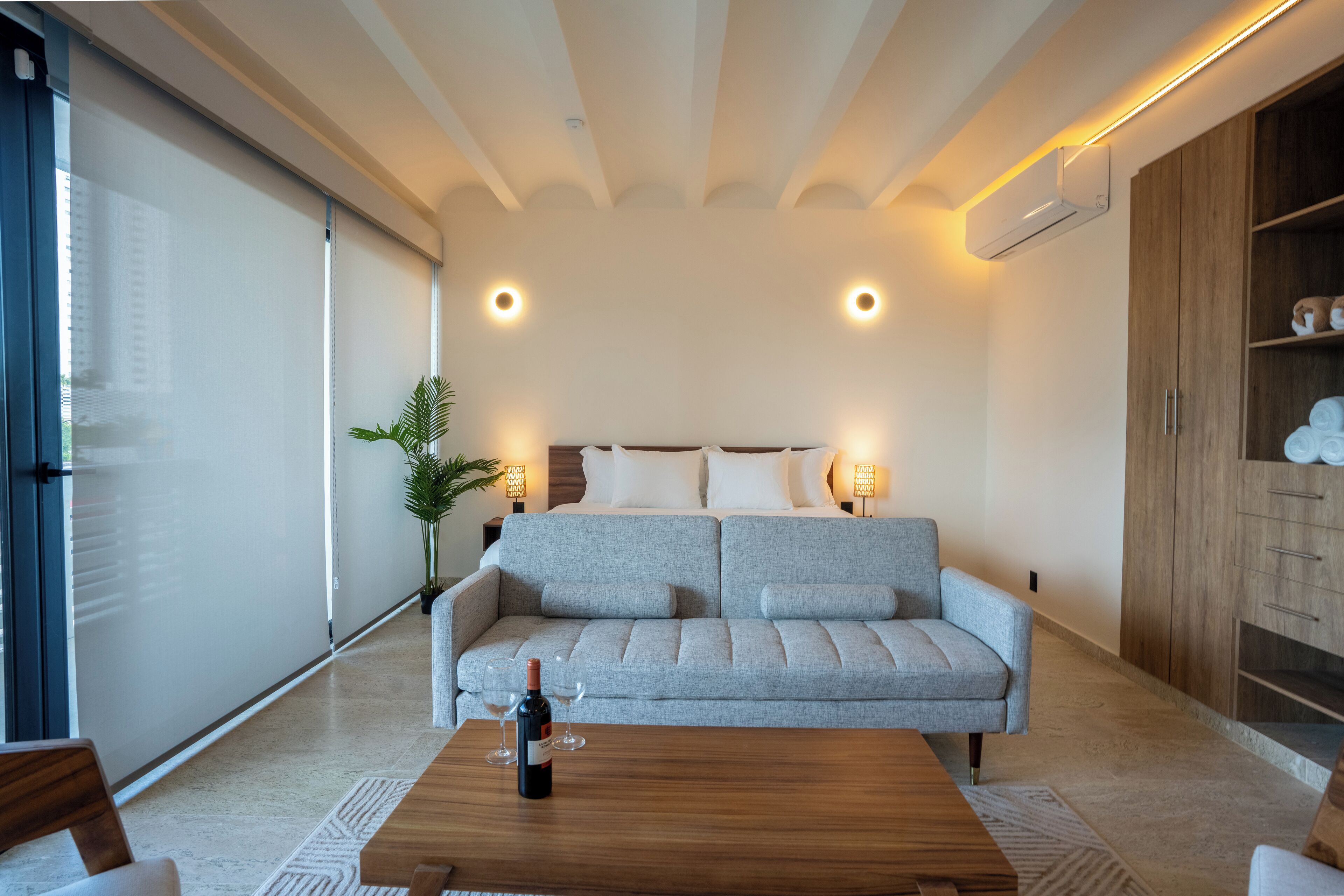 Suite estudio de lujo, balcón, vista a la ciudad | Ropa de cama de alta calidad y caja de seguridad en la habitación 