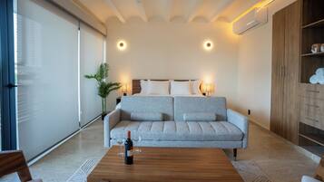 Suite estudio de lujo, balcón, vista a la ciudad | Ropa de cama de alta calidad y caja de seguridad en la habitación