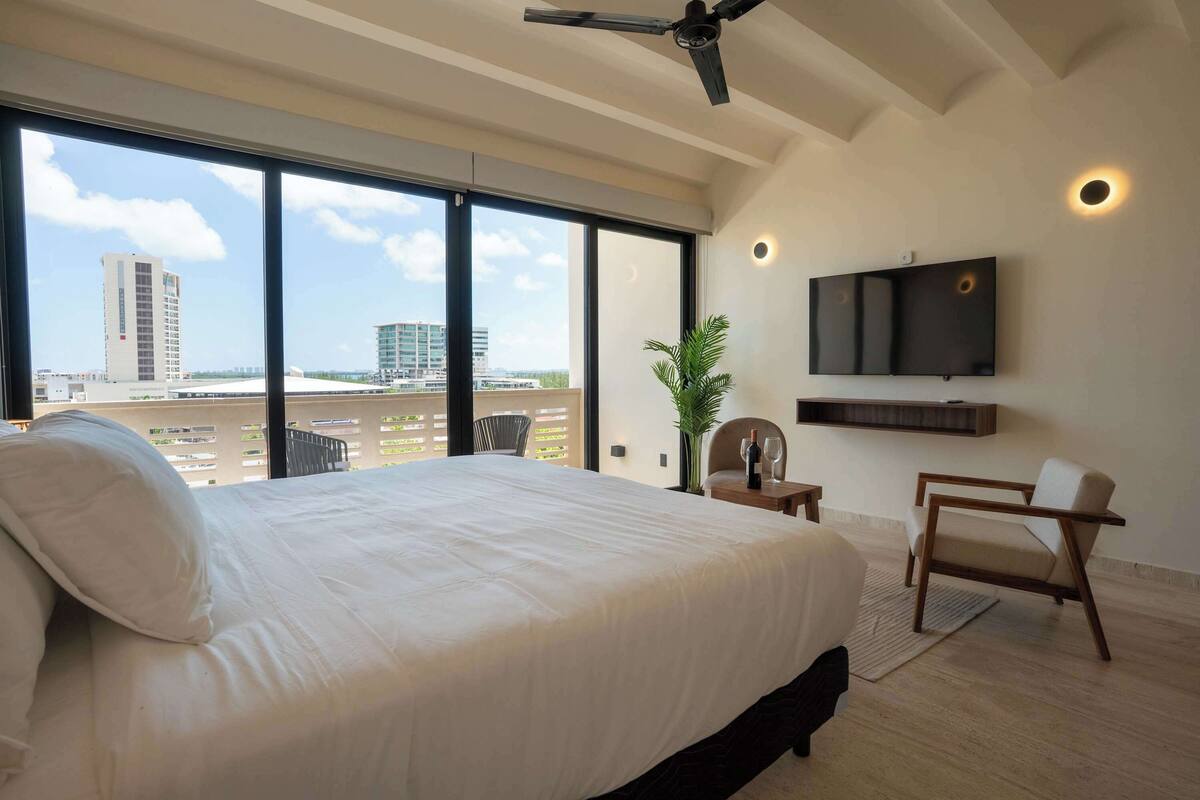 Suíte estúdio panorâmica, sacada, vista para a cidade | Vista do quarto